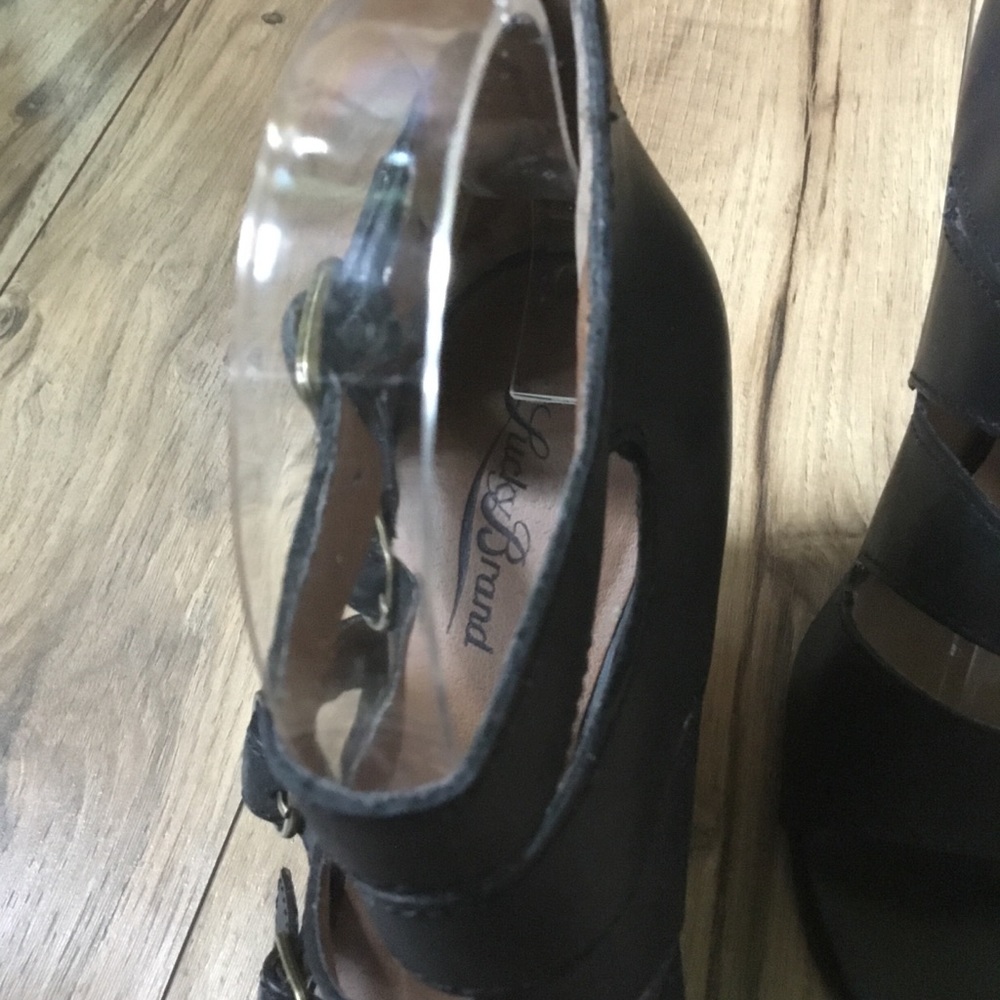 Lucky Brand Reynolds Wedge Sandal Caged Strappy Buckled Leather Open Toe Shoes - Picture 8 of 10